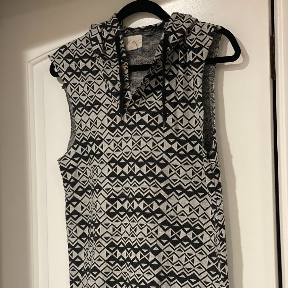 Koto Urban Outfitters Sleeveless Pullover with Hood, black/white geometric print